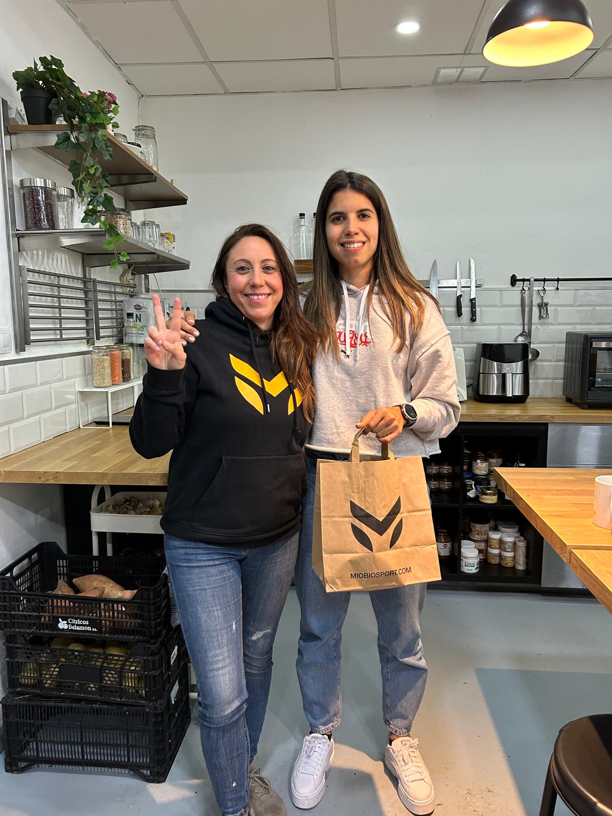 Emanuela Gornati junto a una deportista en la cocina de Miobio