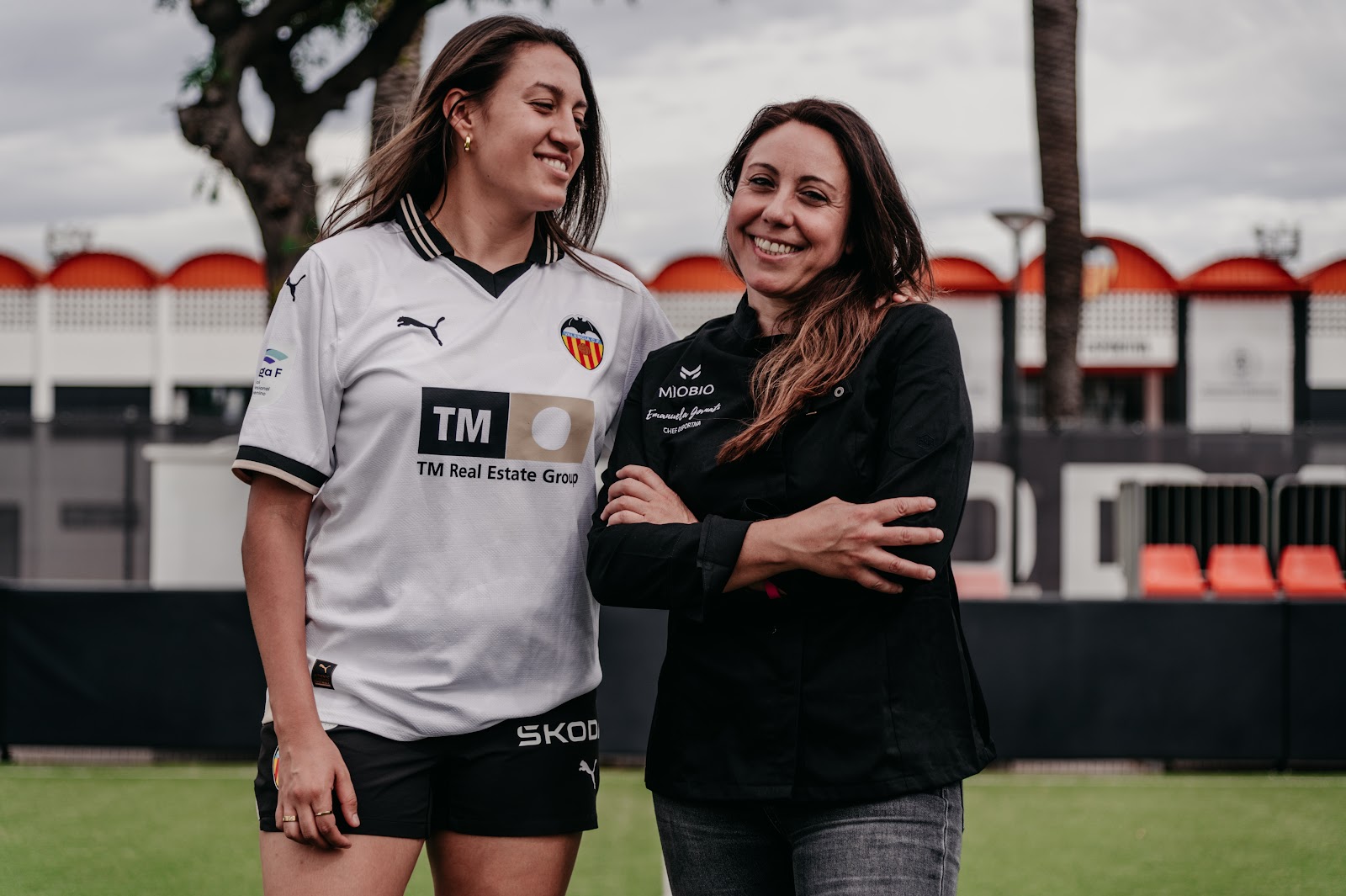 Emanuela Gornati junto a una futbolista profesional en un club de fútbol