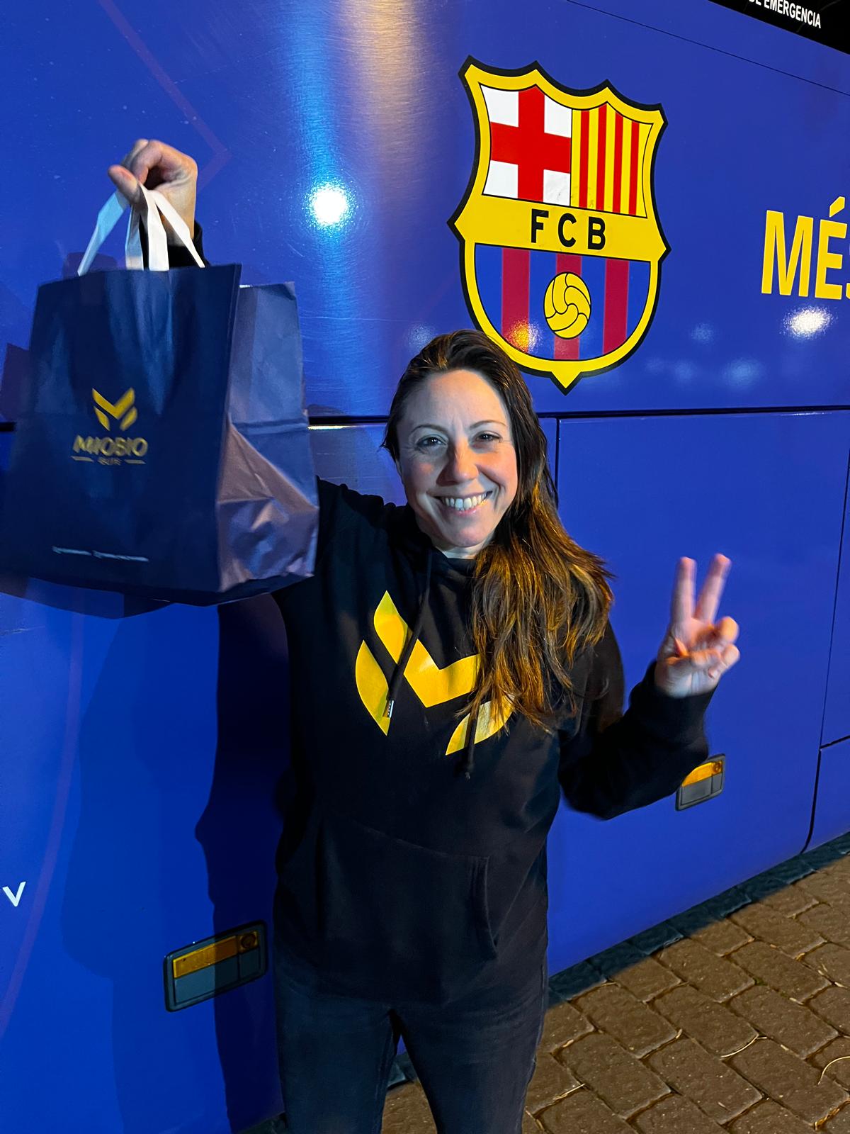 Emanuela Gornati junto al autobús del FC Barcelona