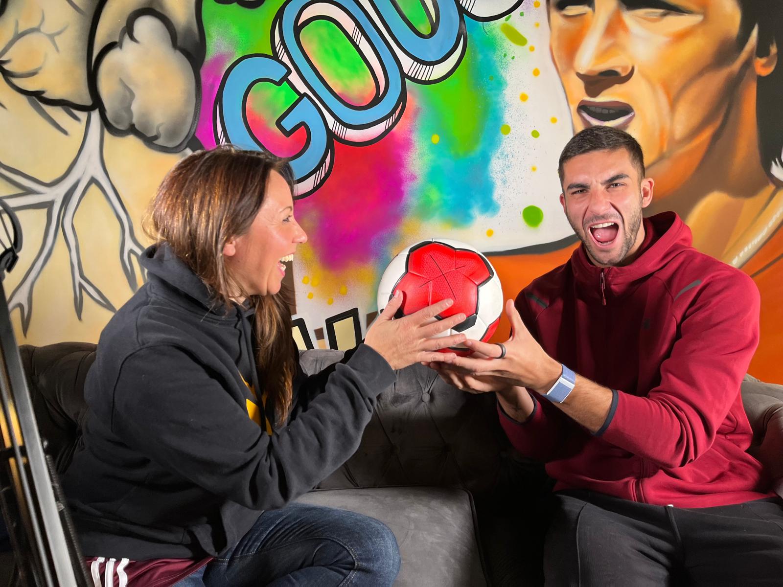 Emanuela Gornati junto al futbolista Ferran Torres