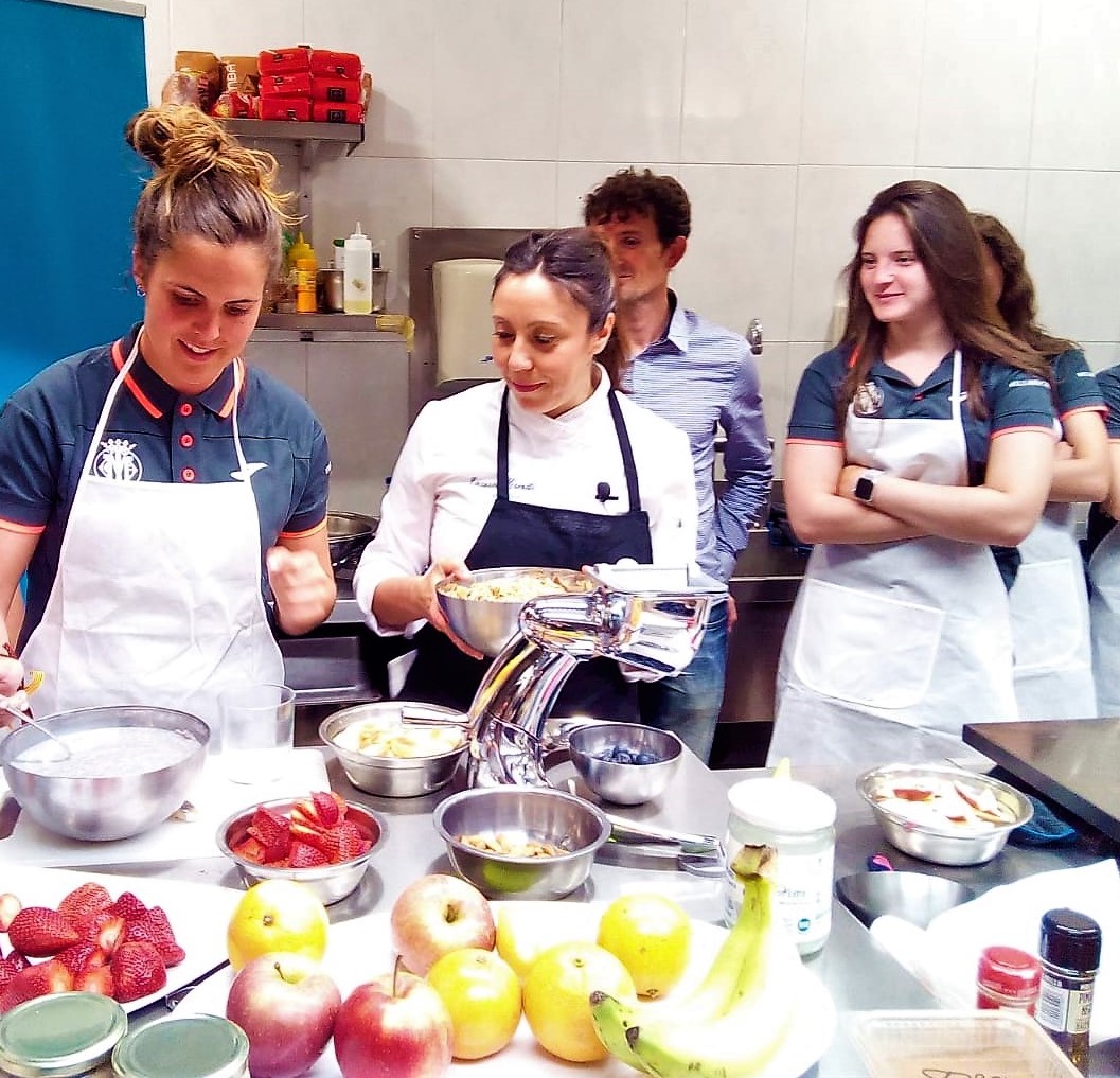Emanuela Gornati impartiendo una formación práctica de cocina para deportistas