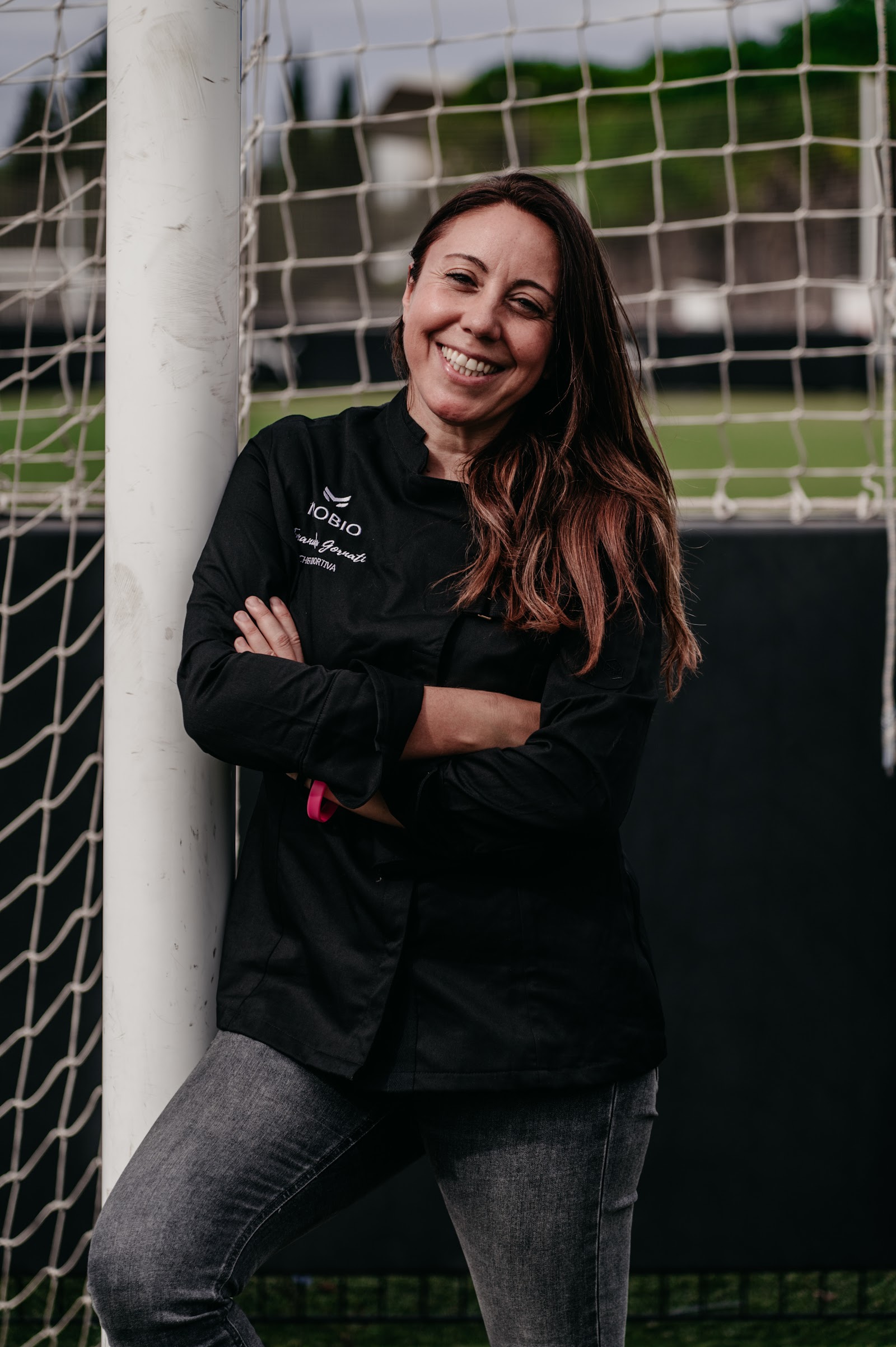 Emanuela Gornati apoyada en el poste de una portería de fútbol