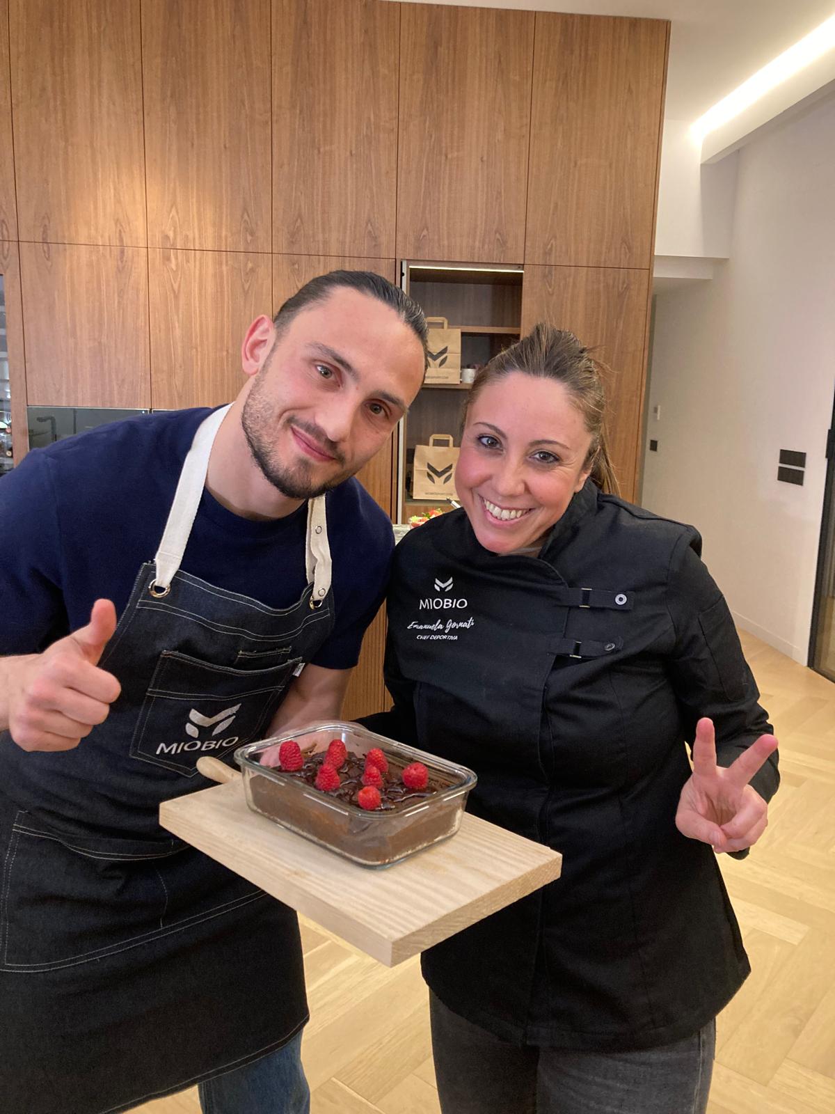 Emanuela Gornati junto al futbolista Giorgi Kochorashvili
