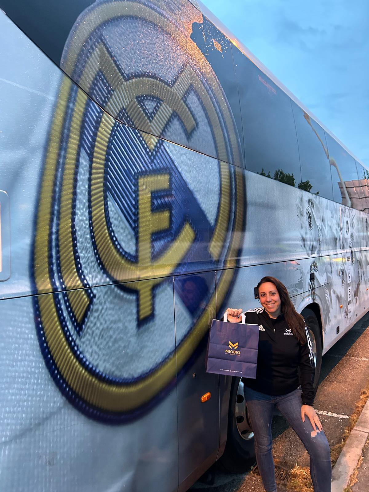 Emanuela Gornati junto al autobús del Real Madrid
