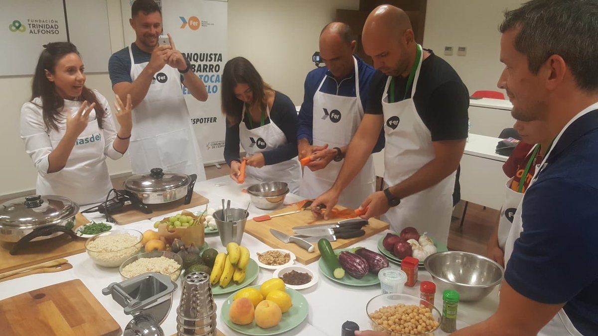 Emanuela Gornati dirigiendo un taller profesional de cocina