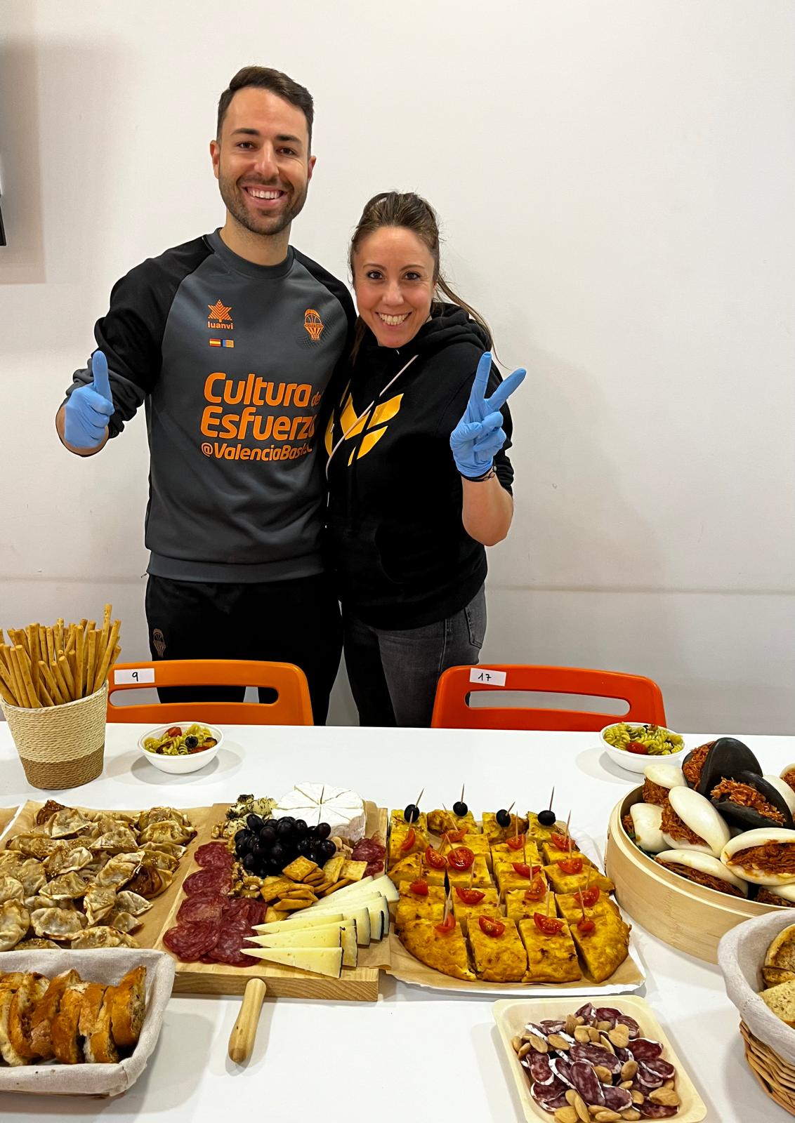 Emanuela Gornati junto a Álvaro, de Valencia Basket, ante una mesa de Cocina Funcional