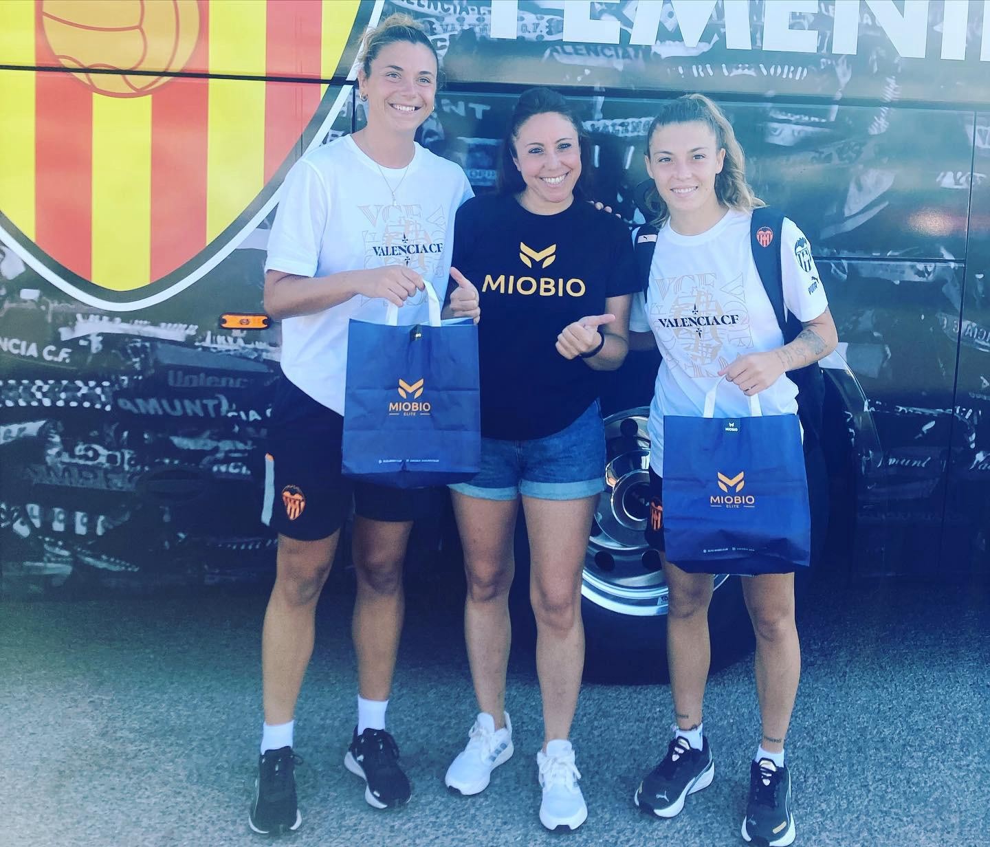 Emanuela Gornati junto a jugadoras del Valencia CF Femenino