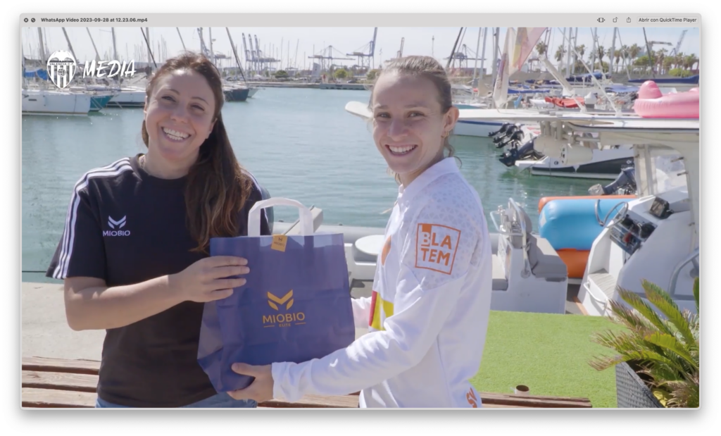 Emanuela Gornati junto a una jugadora del Valencia CF Femenino