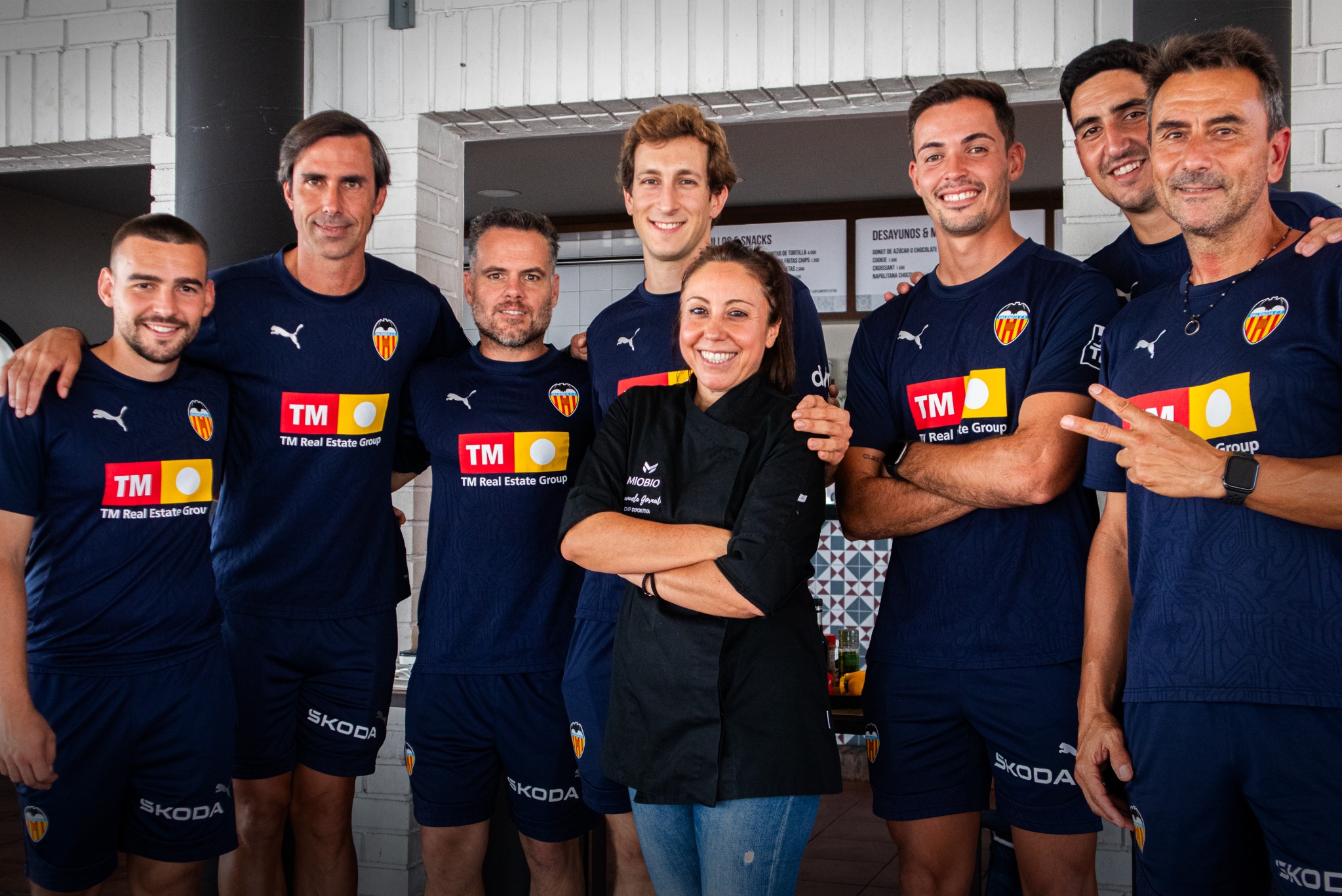 Emanuela Gornati junto al cuerpo técnico del Valencia CF