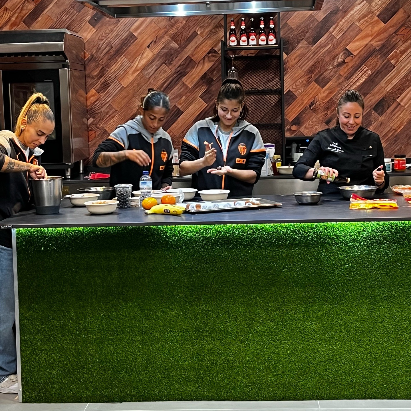 Emanuela Gornati cocinando junto a jugadoras del Valencia CF Femenino