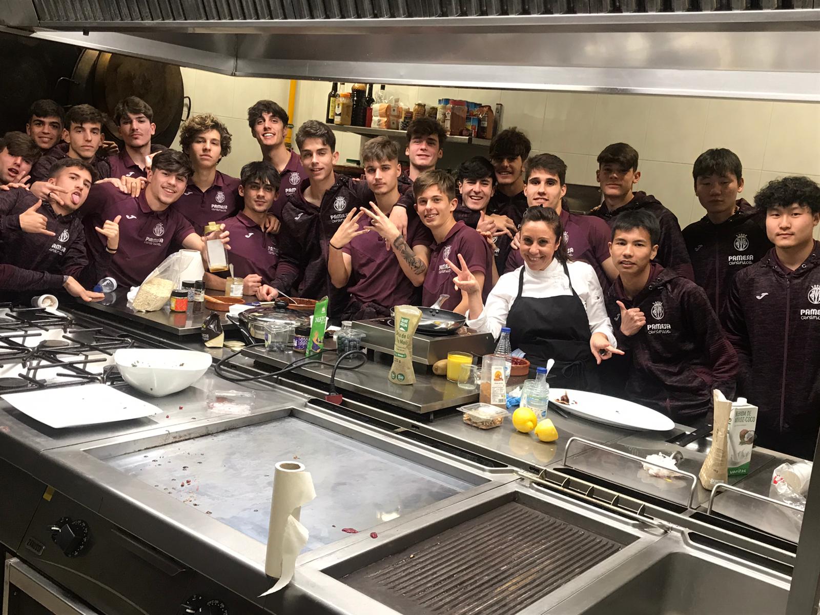 Emanuela Gornati durante una jornada de cocina con jugadores de la academia del Villarreal CF